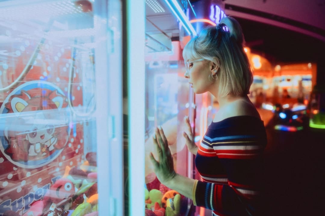 杨默依全新EP《不率直》正式官宣 首波主打曲《昙花》诠释惋惜美学